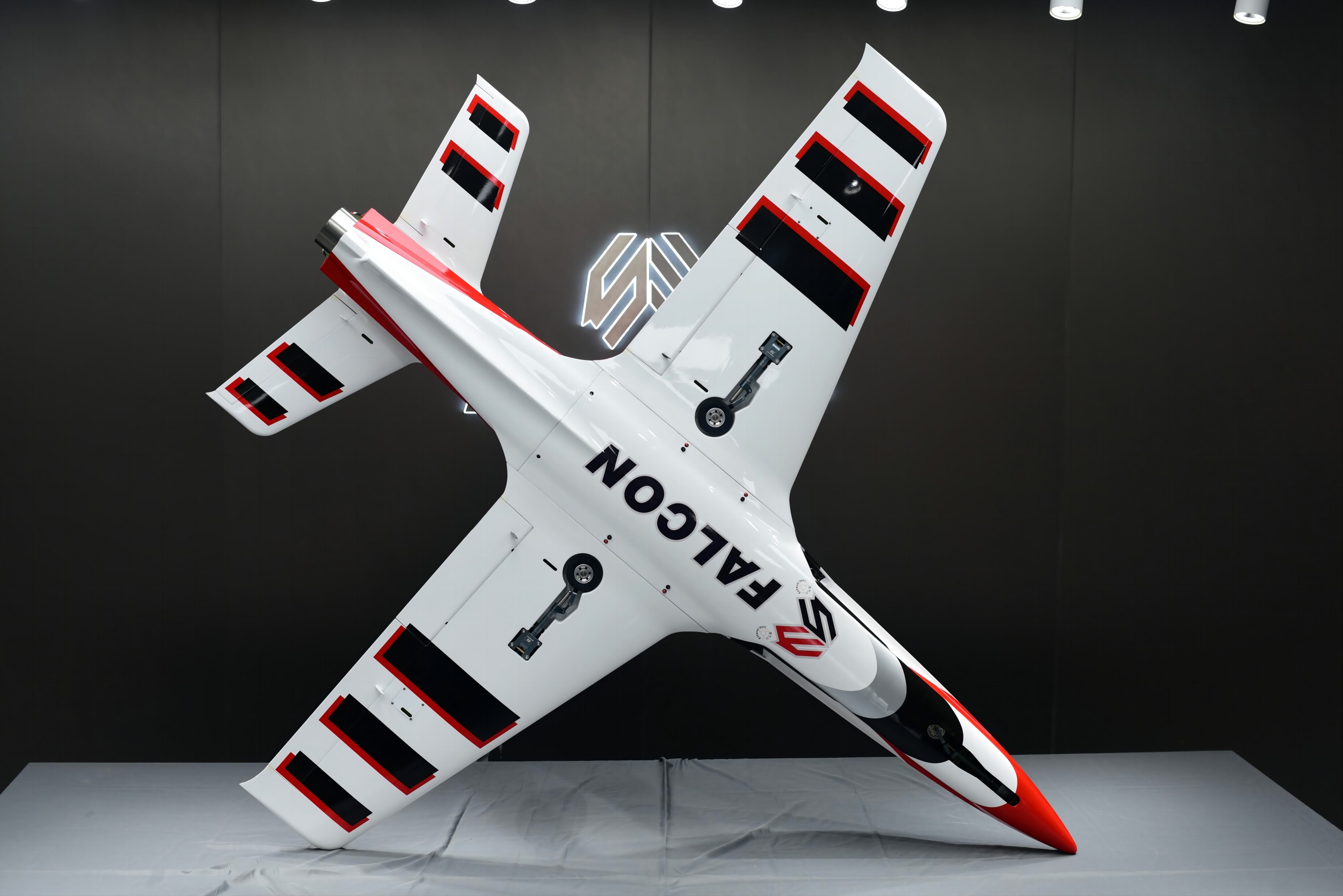 Falcon 82 - rot/schwarz/grau/weiß - A