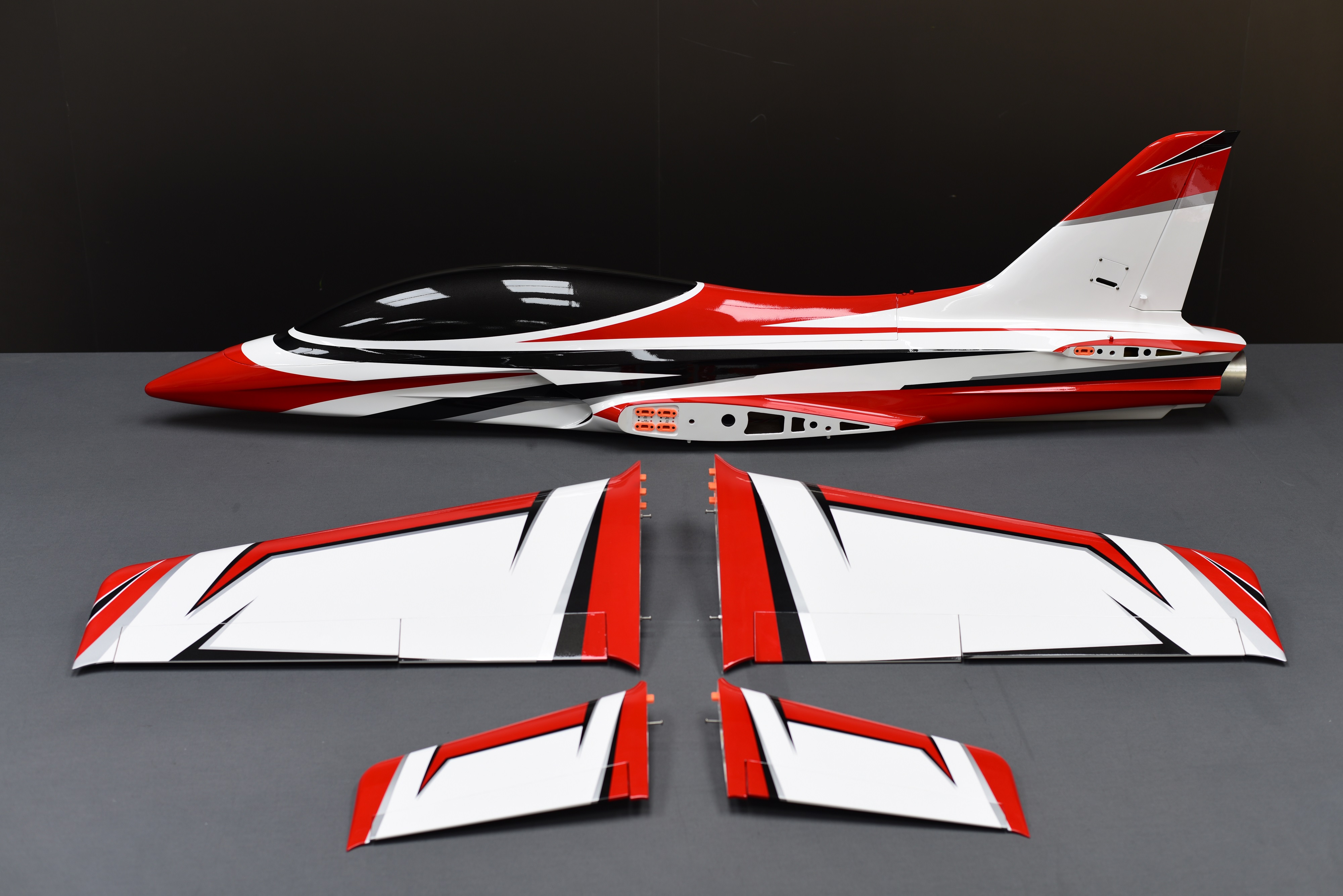 Falcon 71 - rot/schwarz/grau/weiß - A
