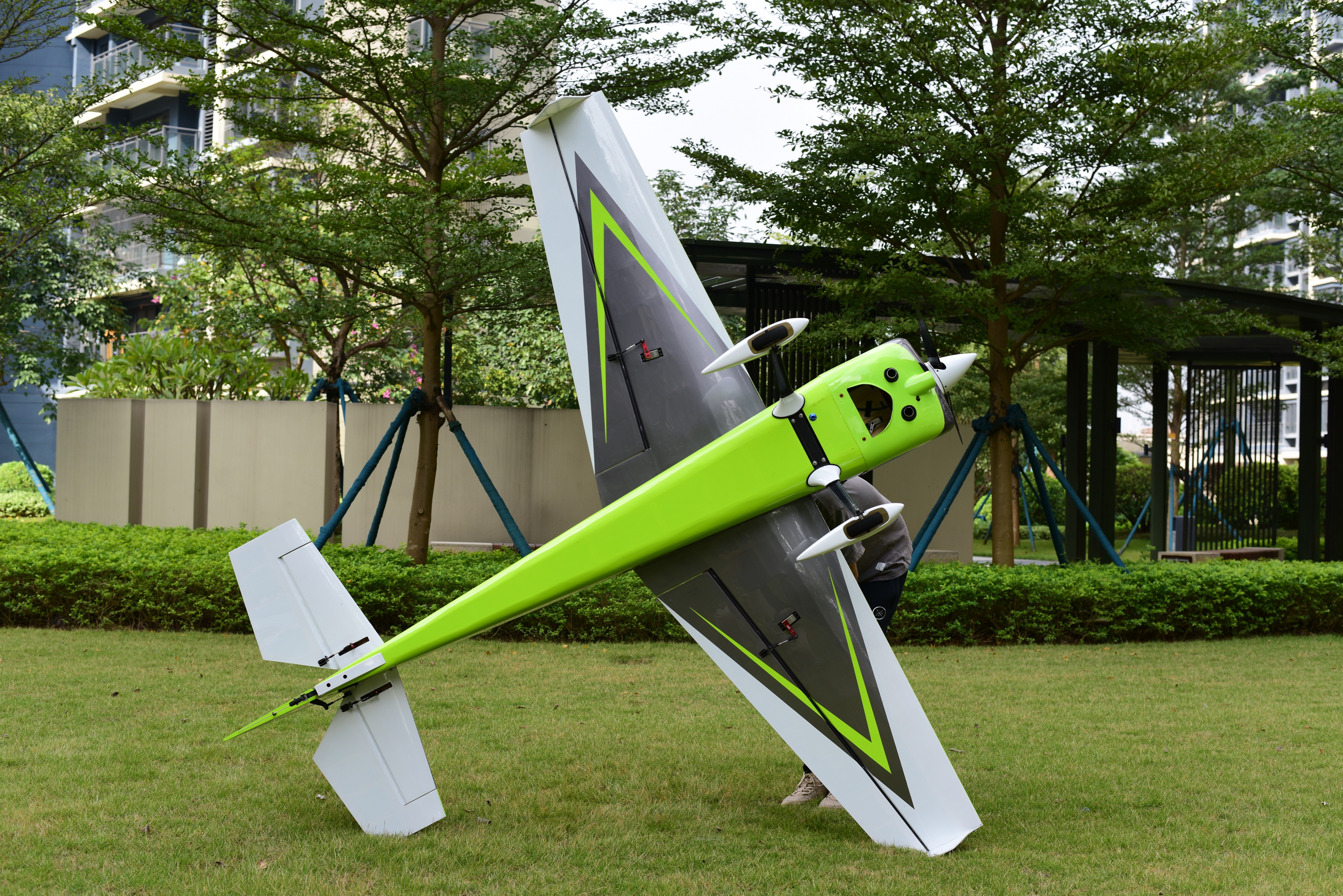 Edge 540 - 91 V2 - grau/grün/weiß - D