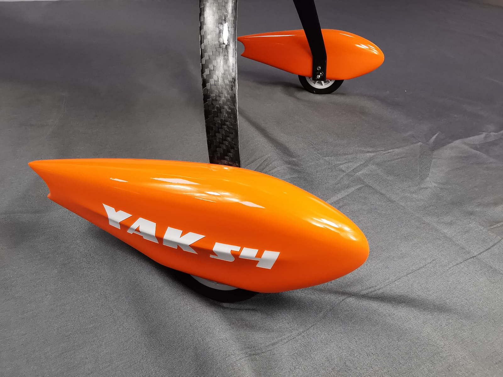 YAK 54 - 60 - weiß/orange/blau - B